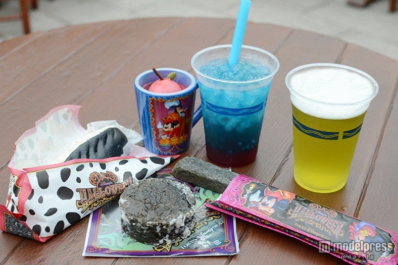 ディズニーハロウィーン、ヴィランズモチーフの真っ黒フード　ランド＆シーの限定メニュー食べ尽くし＜試食レポ＞