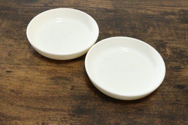 ダイソーの絵が浮き出るしょうゆ皿2P