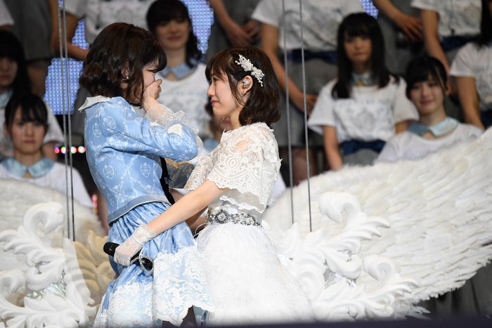 渡辺麻友 Akb48卒業コンサートでの 奇跡の1枚 が話題に 涙が 偶然ではなく必然 モデルプレス