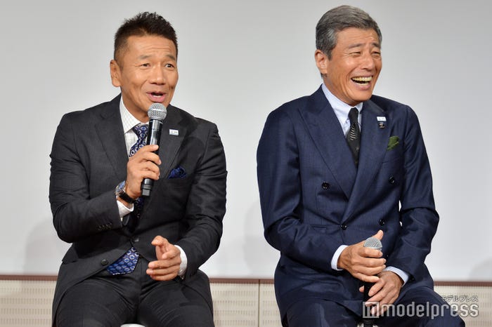 楽しげな上田晋也&舘ひろし(C)モデルプレス