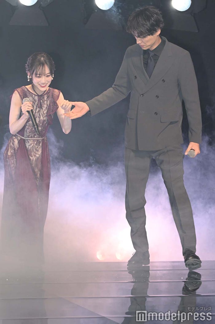 山下美月をエスコートする福士蒼汰(C)モデルプレス