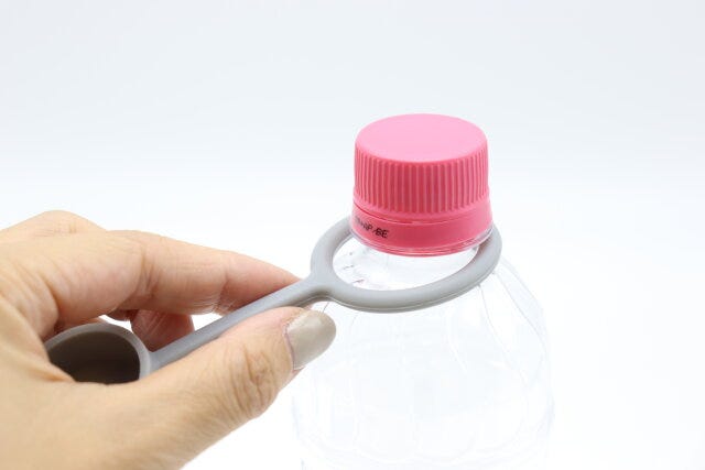 キャンドゥのペットボトルのキャップホルダー3