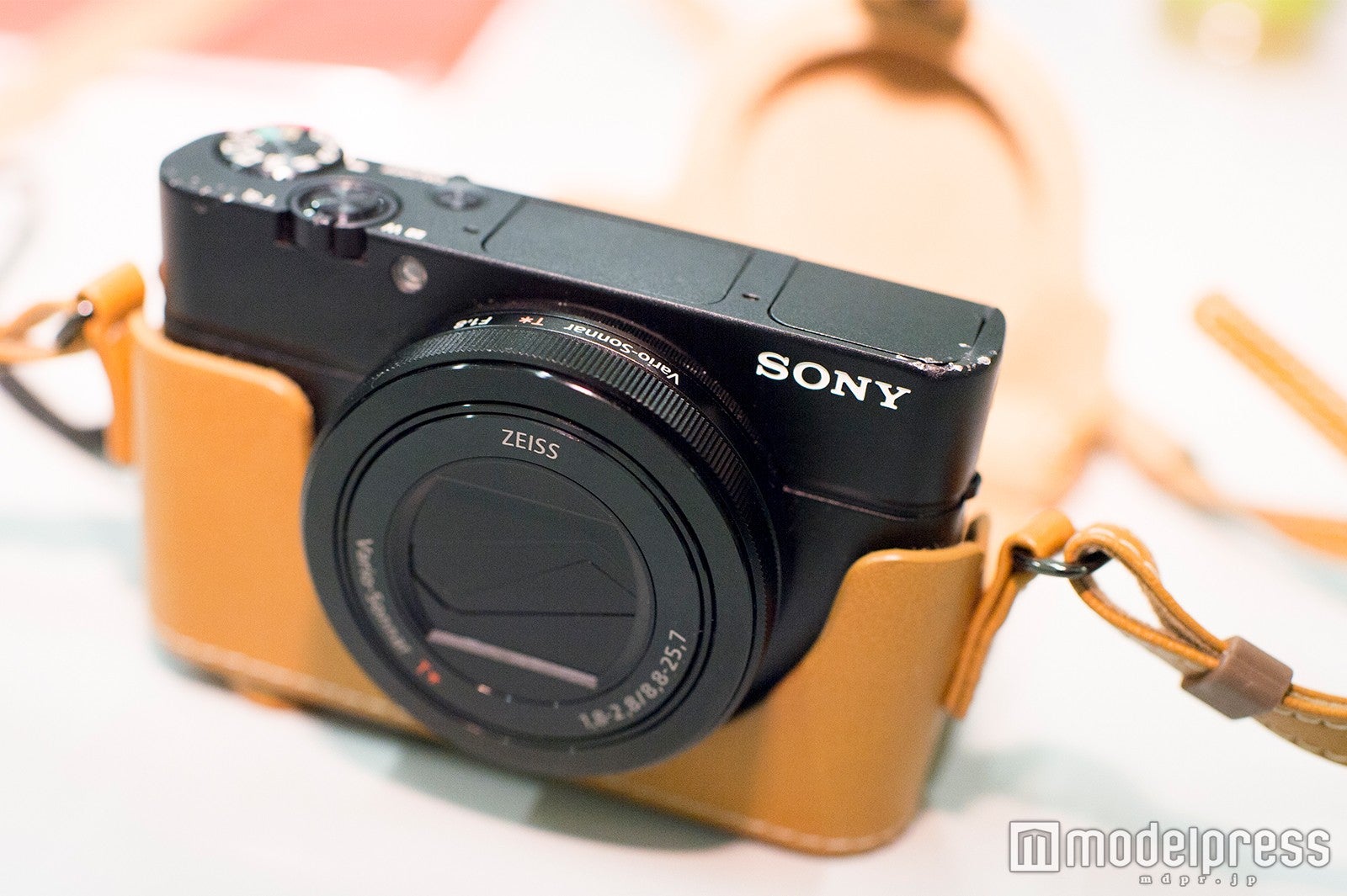 朝長美桜私物「SONY RX100III」 （C）モデルプレス