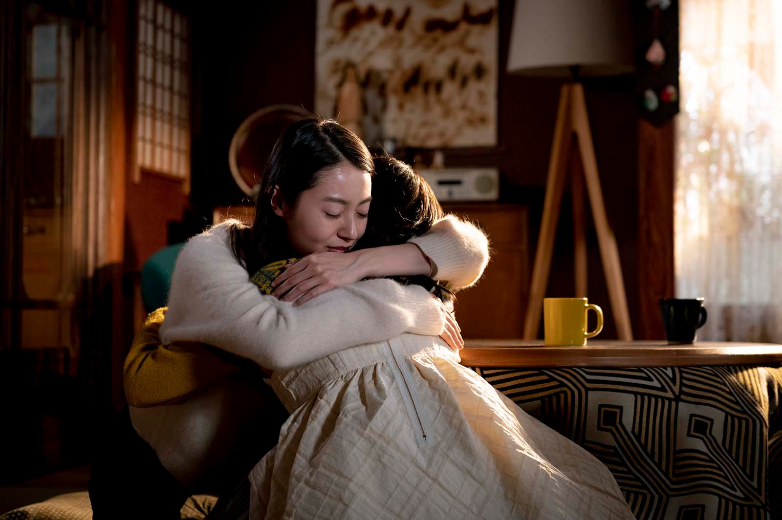 田辺桃子、広瀬すず／「夕暮れに、手をつなぐ」第7話より（C）TBS