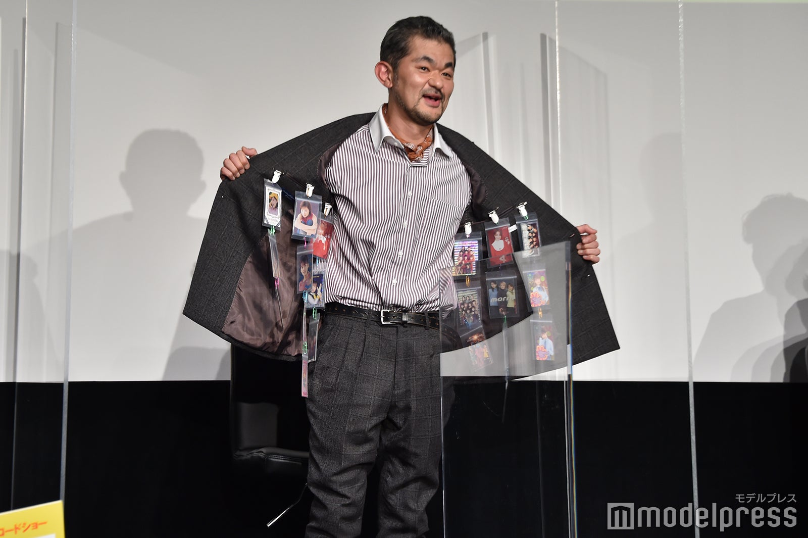 自ら“オタグッズ”を仕込んできた芹澤興人 （C）モデルプレス