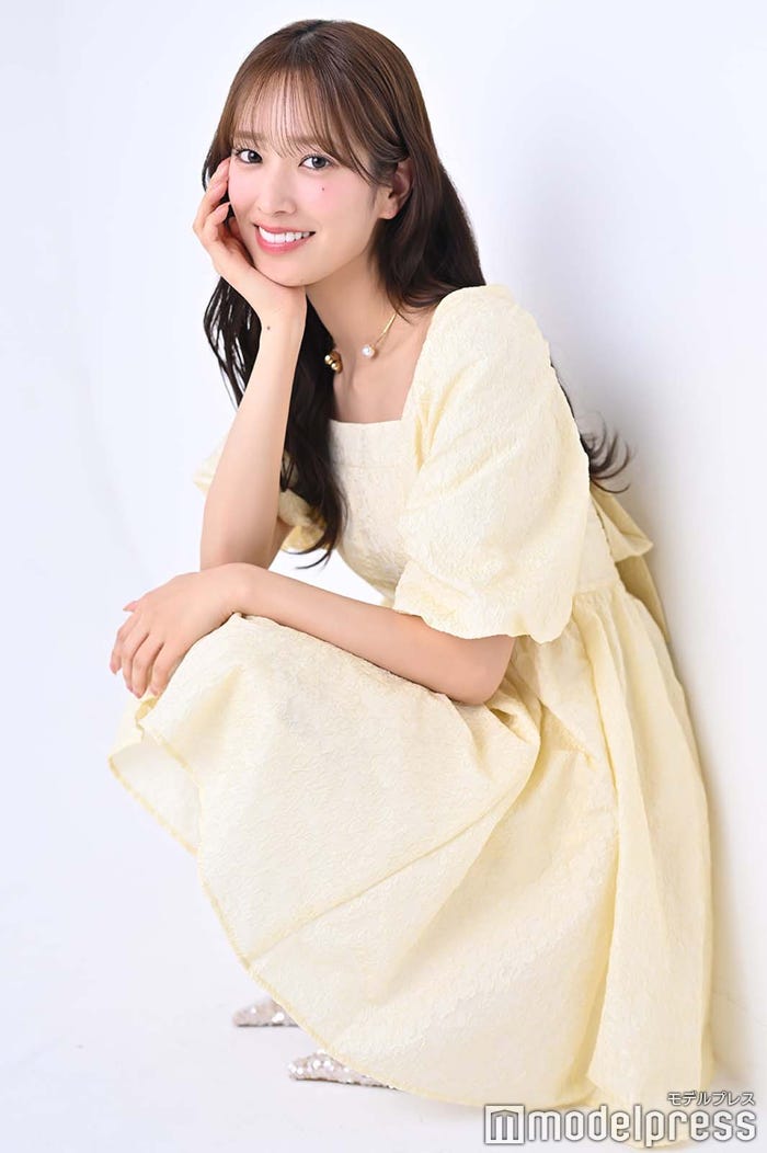 佐々木久美/イエロートップス(15,400円/CALNAMUR)、白デニムパンツ(2,970円/神戸レタス)、その他:スタイリスト私物(C)モデルプレス