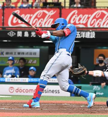 日本ハムがヒヤヒヤ勝利 連敗4で止める カストロが決勝弾 9回1死三塁の大ピンチをしのぐ