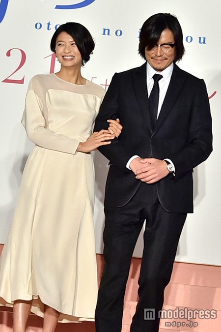 豊川悦司（右）からエスコートされ登場する榮倉奈々（左）【モデルプレス】