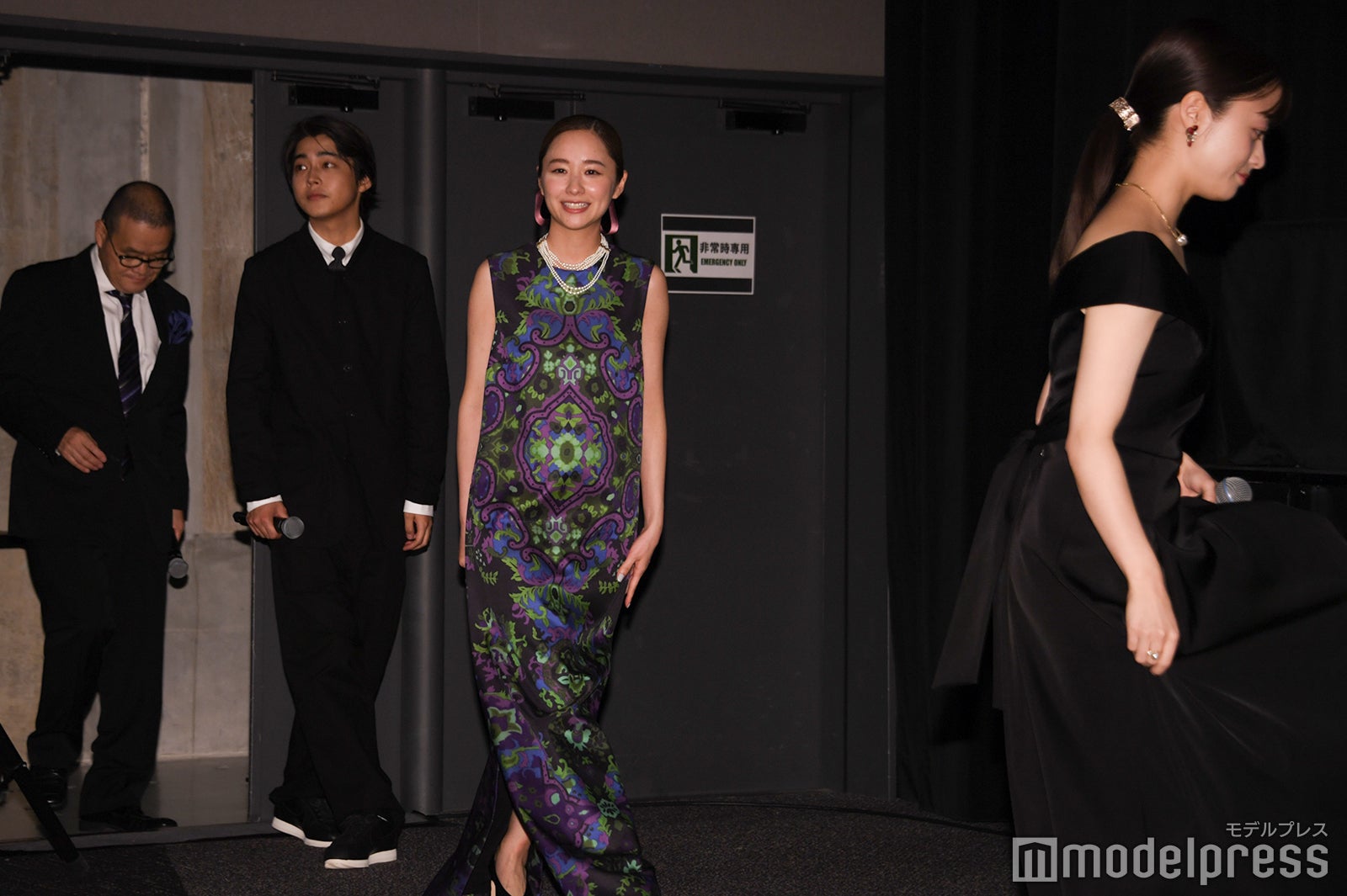 登壇する中田秀夫監督、倉悠貴、堀田真由、橋本環奈（C）モデルプレス