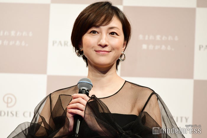 広末涼子 とっても大変 蝶 鳥ドレスに苦労 モデルプレス 広末涼子 とっても大変 蝶 鳥ドレスに苦労 モデルプレス