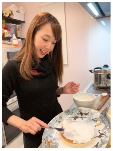 ケーキを作る川崎希／アレクサンダーオフィシャルブログ（Ameba）より
