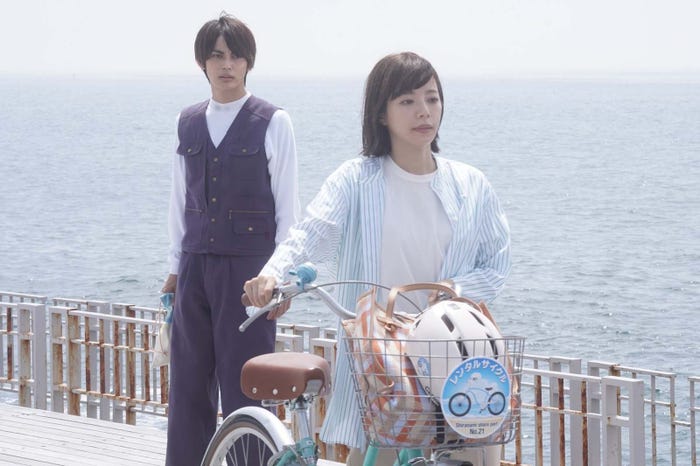 神尾楓珠、桜井ユキ「真夏のシンデレラ」第4話より(C)フジテレビ