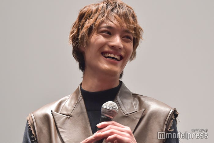 本島純政の天然っぷりを見守る上村謙信(C)モデルプレス