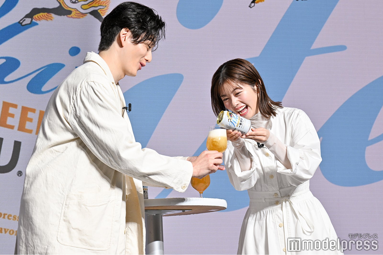 ビールを注ぎ合う岡田将生、小芝風花（C）モデルプレス