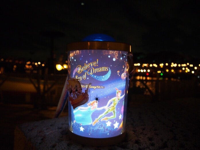 ライトをつけるとピーターパンなどのキャラクターが浮かびあがります