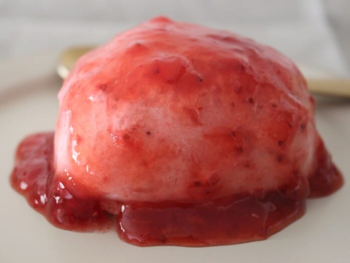いちごムースを覆うように、いちごソースがたっぷり！
