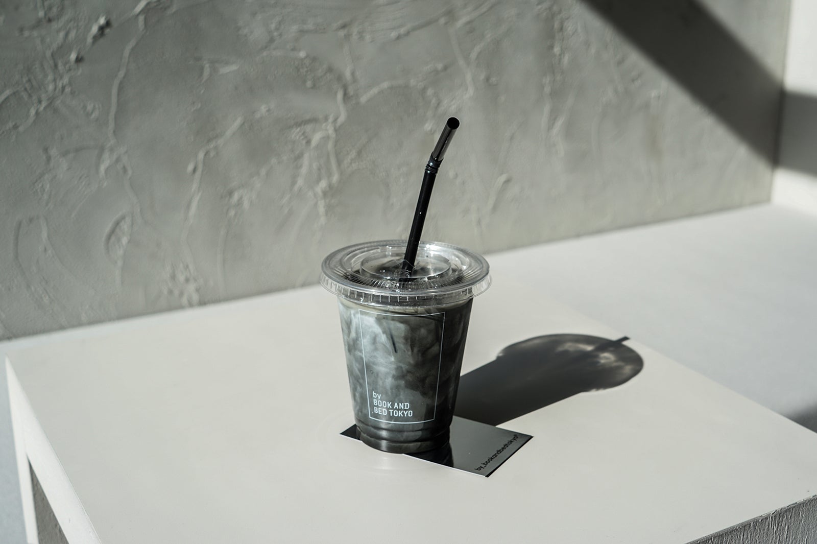 ブラックラテ（C）BOOK AND BED TOKYO 2020