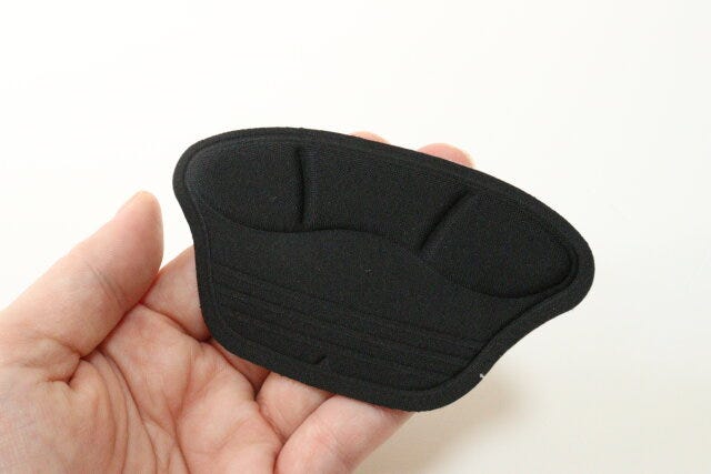 ダイソーの抗菌防臭サイズ調整用かかとパッド（薄め）のビジュアル