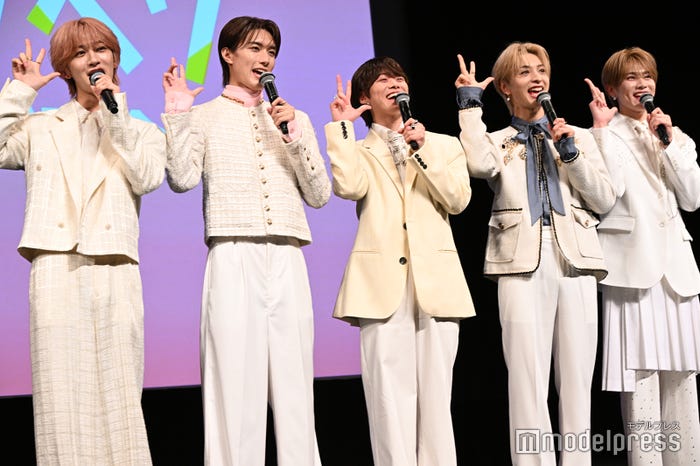 僕たちがLiKE LEGENDでーす!(左から)NAOYA、山中柔太朗、大橋和也、木村慧人、大久保波留(C)モデルプレス