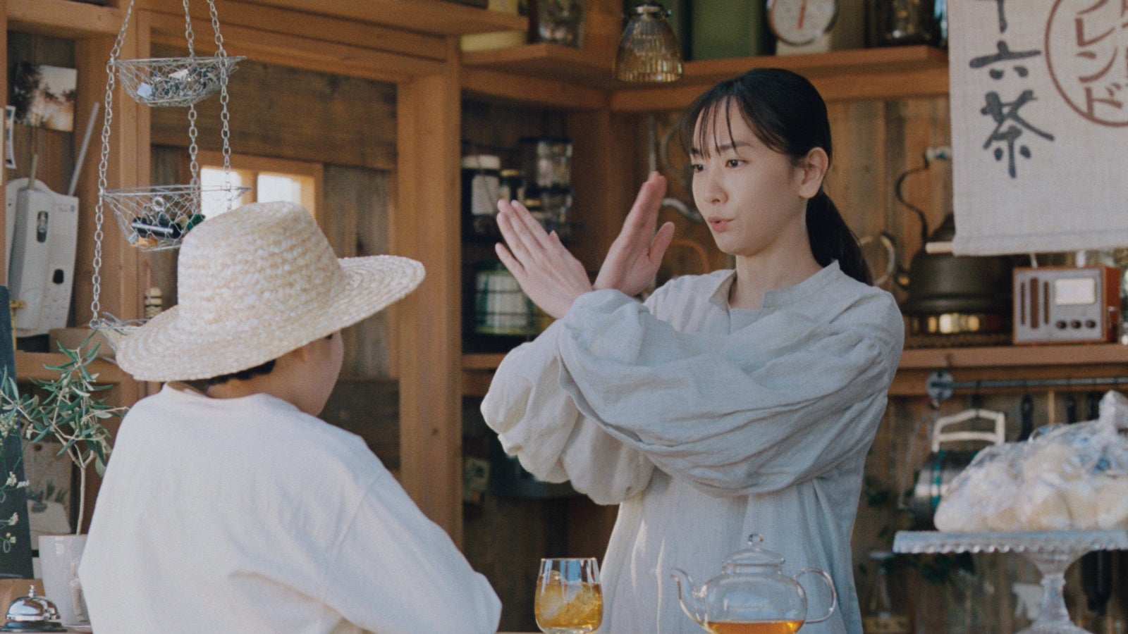 （左から）斎藤汰鷹、新垣結衣／新TVCM「お姉さんからの焙煎クイズ編」より（提供写真）