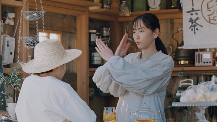 (左から)斎藤汰鷹、新垣結衣/新TVCM「お姉さんからの焙煎クイズ編」より(提供写真)