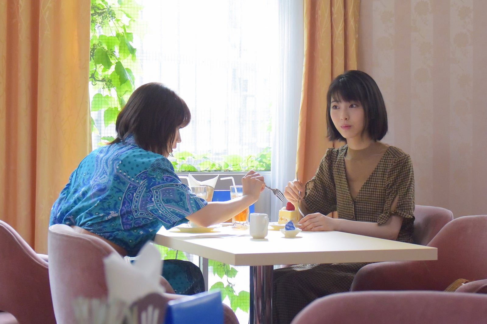 有村架純、浜辺美波／メイキングカット（提供画像）