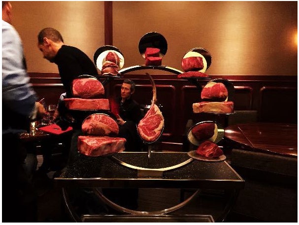 「Gordon Ramsay Steak」の豪快な肉の見本／伊藤千晃オフィシャルブログ（Ameba）より
