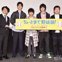 左から：友池さん、山本涼介、須賀健太、小関裕太、宝来忠昭監督 （C）モデルプレス