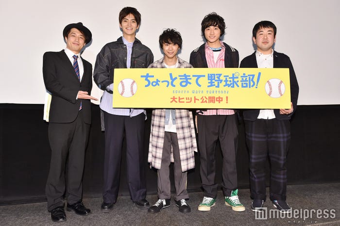 左から:友池さん、山本涼介、須賀健太、小関裕太、宝来忠昭監督 (C)モデルプレス