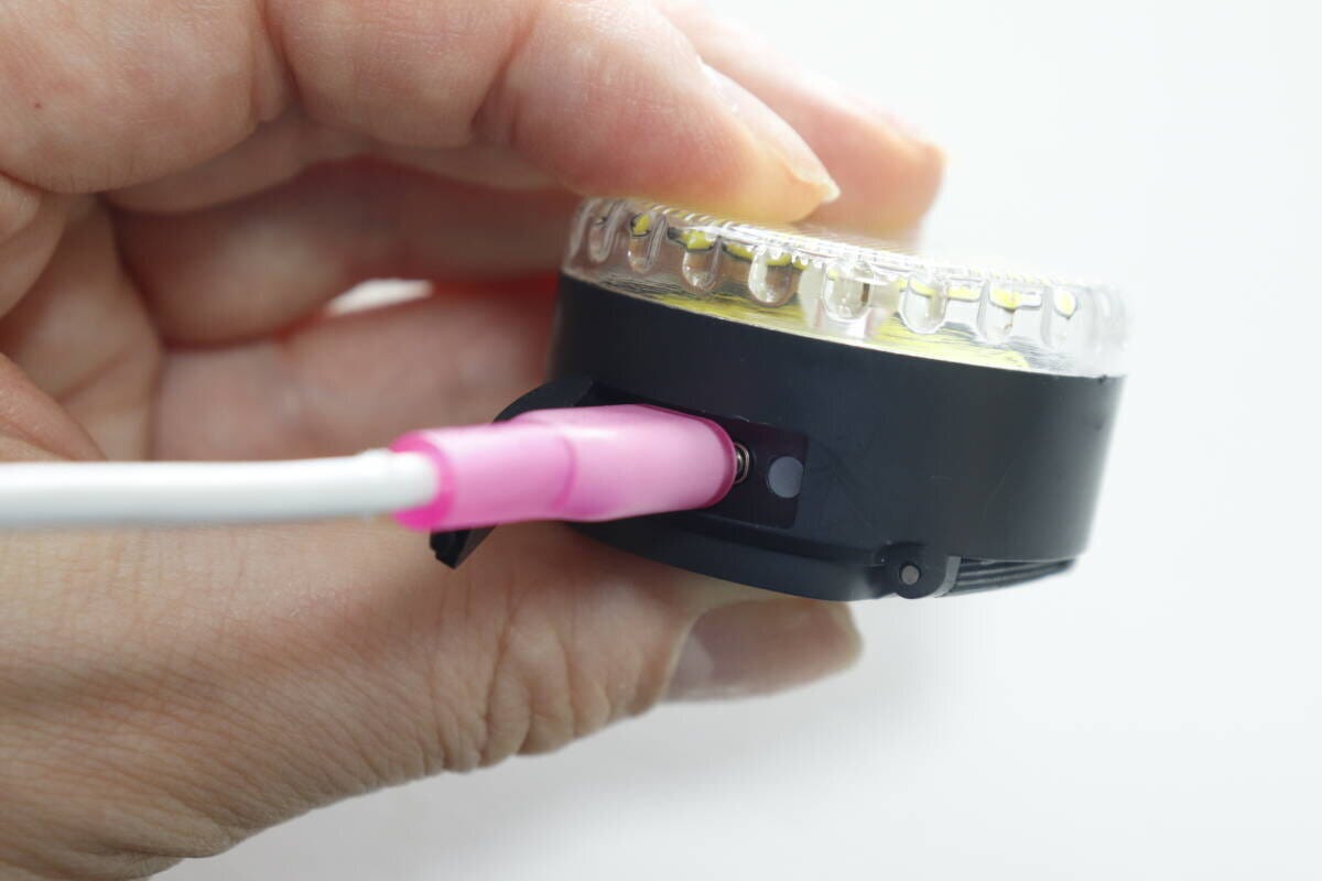 ライト本体のType-C充電ポートにピンクのケーブルを挿している
