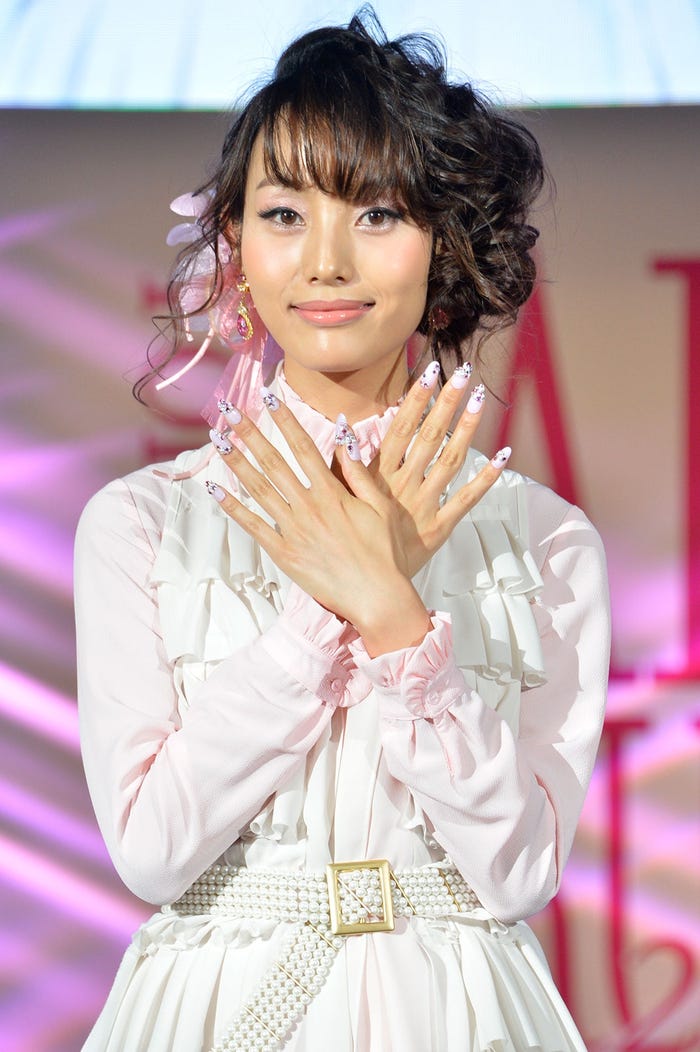 南明奈 トレンドネイルでキュートに魅了 ピンク全開 ウォーキング モデルプレス 南明奈 トレンドネイルでキュートに魅了 ピンク全開 ウォーキング モデルプレス