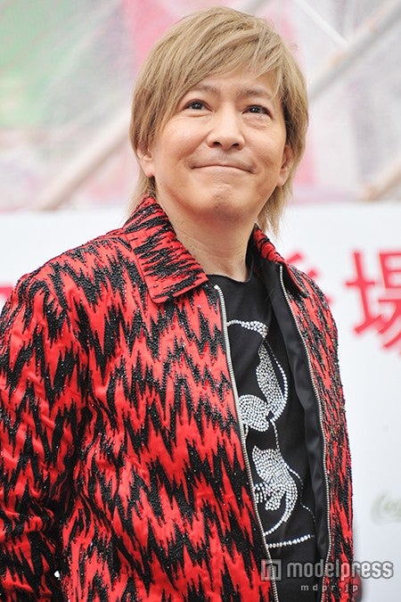 小室哲哉 骨折で手術へ 公演延期を発表 モデルプレス