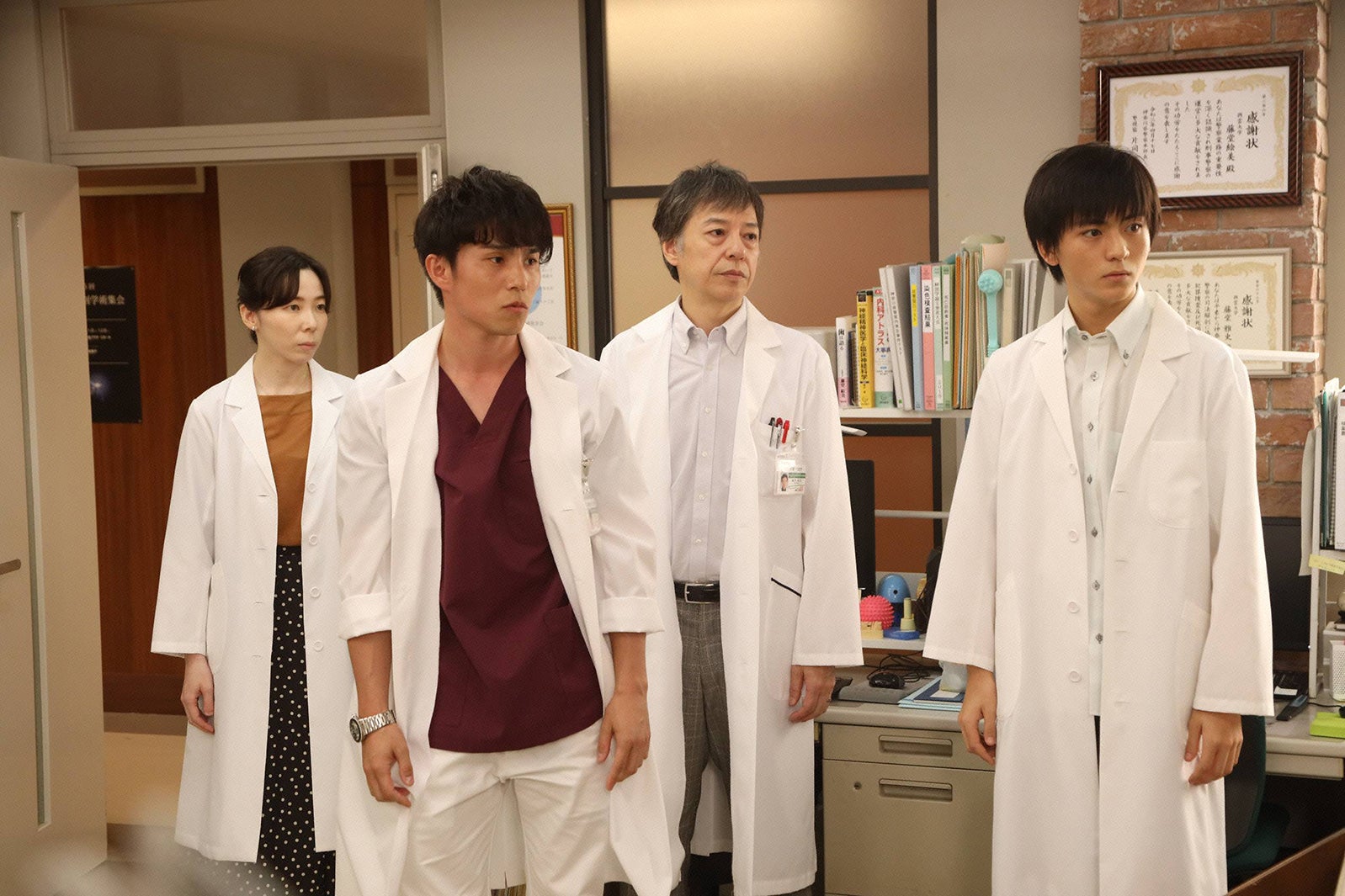 平岩紙・中尾明慶・板尾創路・田川隼嗣／「監察医 朝顔」第9話より（C）フジテレビ