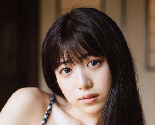 吉田莉桜、制服から水着へ…ノスタルジックなグラビアストーリー<移ろいゆくは、花の如し>