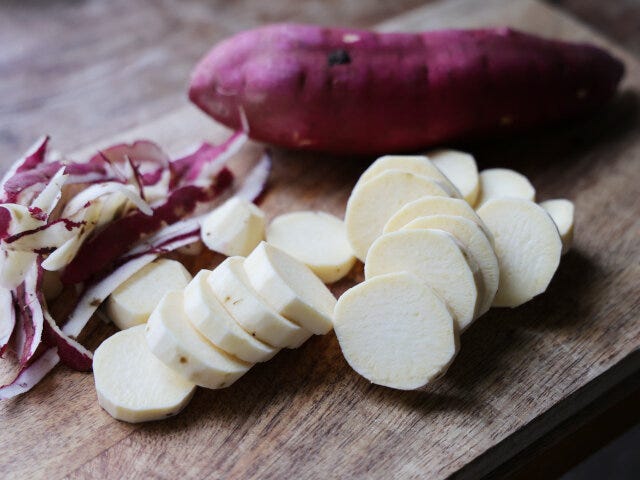 さつまいもは、皮をむいて7~8mm幅の輪切りにする。 さつまいもは、皮をむいて7~8mm幅の輪切りにする。