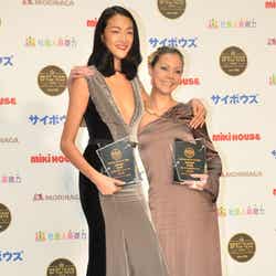 「ベストチーム・オブ・ザ・イヤー2012」の受賞式に出席した冨永愛、土屋アンナ