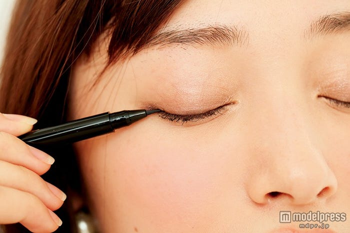 ほつそりライン目指してゆっくり、丁寧に/モデル吉田理紗(画像提供:「Ray」5月号、主婦の友社)