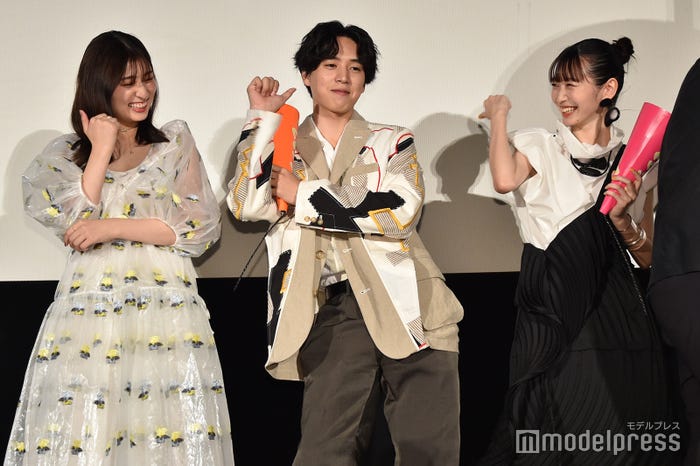 Snow Manの主題歌「HELLO HELLO」を踊る吉川愛、坂東龍汰、岡本夏美(C)モデルプレス