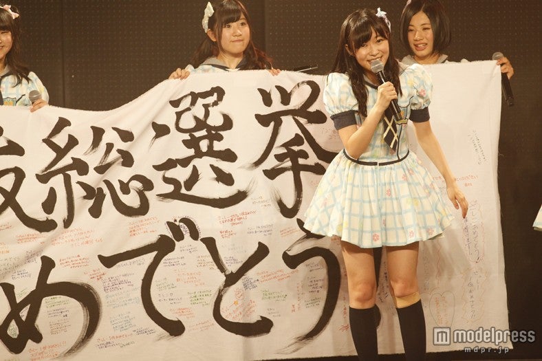 HKTメンバーに選抜総選挙1位獲得を祝福される指原莉乃（C）AKS