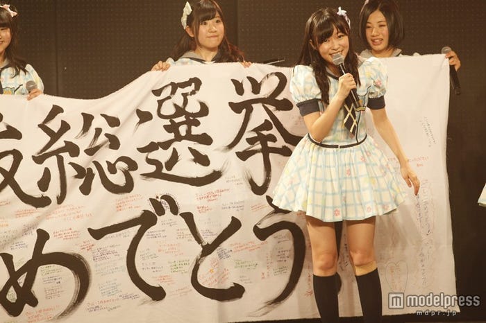 HKTメンバーに選抜総選挙1位獲得を祝福される指原莉乃(C)AKS