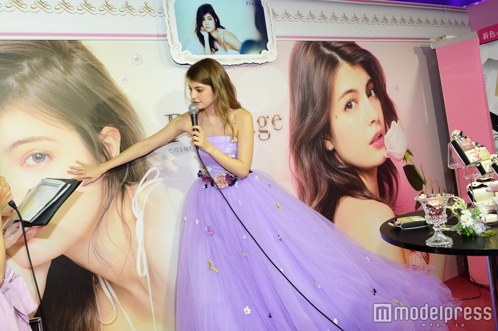 「No.08ベイビー」着用のビジュアル画を指すマギー（C）モデルプレス