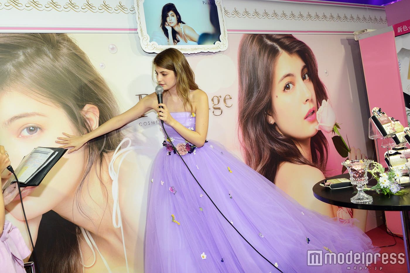 「No.08ベイビー」着用のビジュアル画を指すマギー(C)モデルプレス