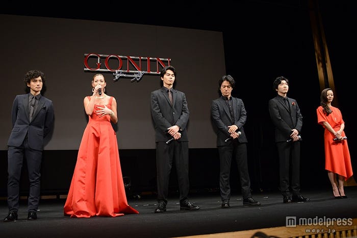 (左から)安藤政信、土屋アンナ、東出昌大、桐谷健太、柄本佑、福島リラ