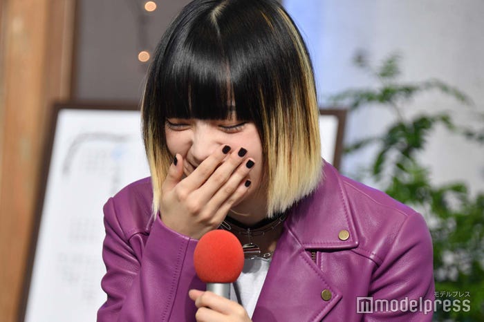 香川照之の質問攻めに笑いが抑えきれない平手友梨奈 (C)モデルプレス