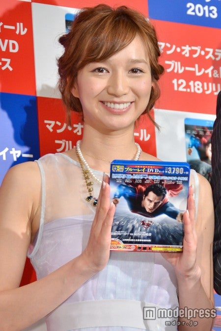 芹那、ミニワンピで美脚披露「ファンに怒られちゃう」