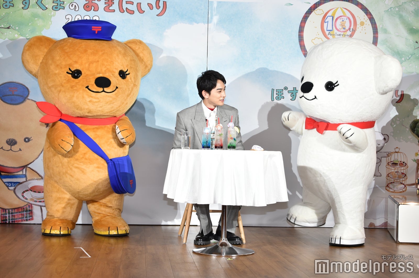 ぽすくま＆ぽすこぐまの通訳をする町田啓太（C）モデルプレス