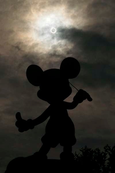 東京ディズニーランドで見る「金環日食」、幻想的な写真公開