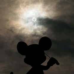 「ミッキーの噴水」地点での金環日食／（C）Disney