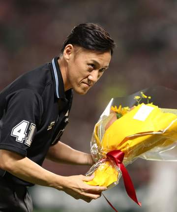 山本貴則審判員が通算1500試合出場達成 後回終了時に花束が贈られる ソフトバンク－広島戦