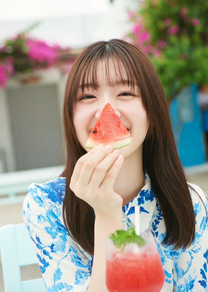 (C)日向坂46 佐々木美玲1st写真集『陽射しのパレード』/集英社撮影/熊木優(io)